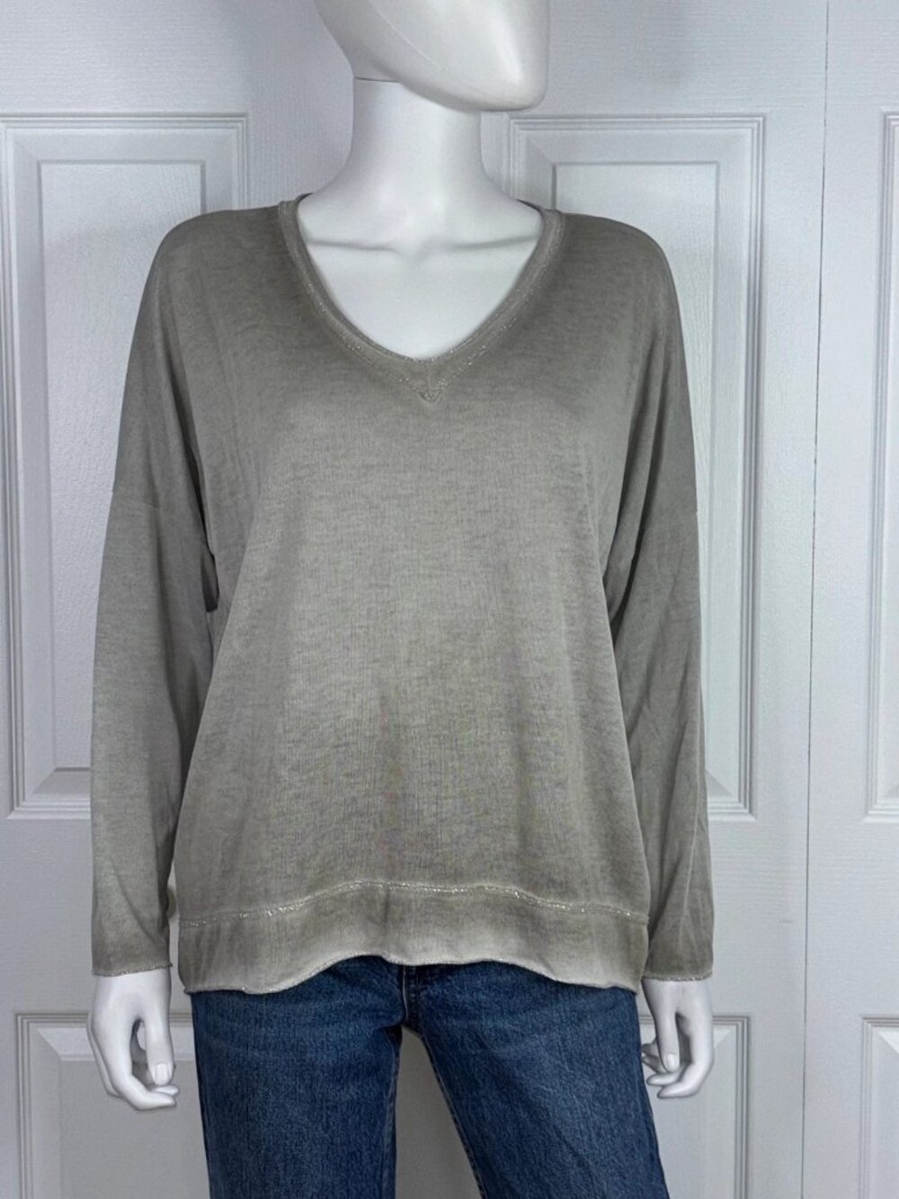 M MADE in ITALY women's V-neck knit sweater Size M